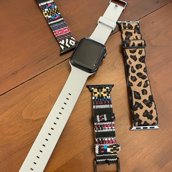 SOLD! Apple Watch SE 40MM - Picture 3 of 4